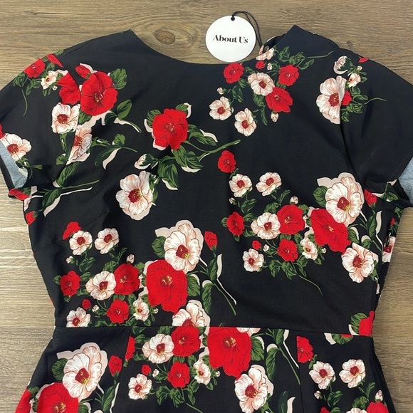 NWT About Us Women’s Addison Black are White Floral Dress, size Medium - Picture 3 of 13